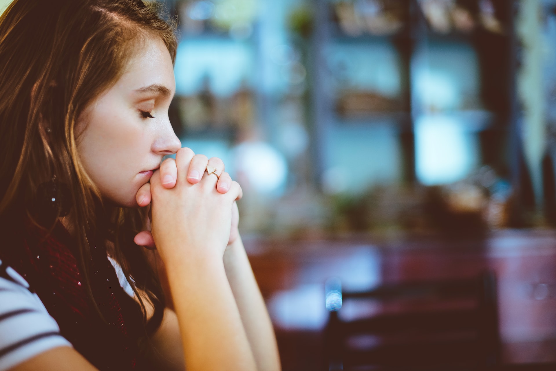 ben-white-qYanN54gIrI-unsplash praying girl
